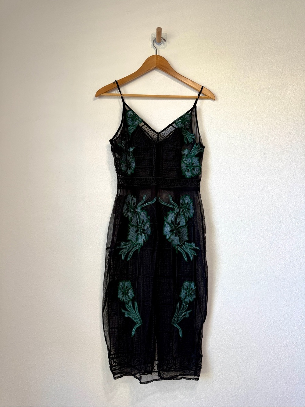 GUESS Larita Embroidered Mesh Midi Dress Black Green Floral Size 6 - Picture 3 of 5